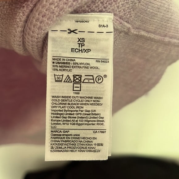 Light Purple Gap Sweater - Picture 3 of 3